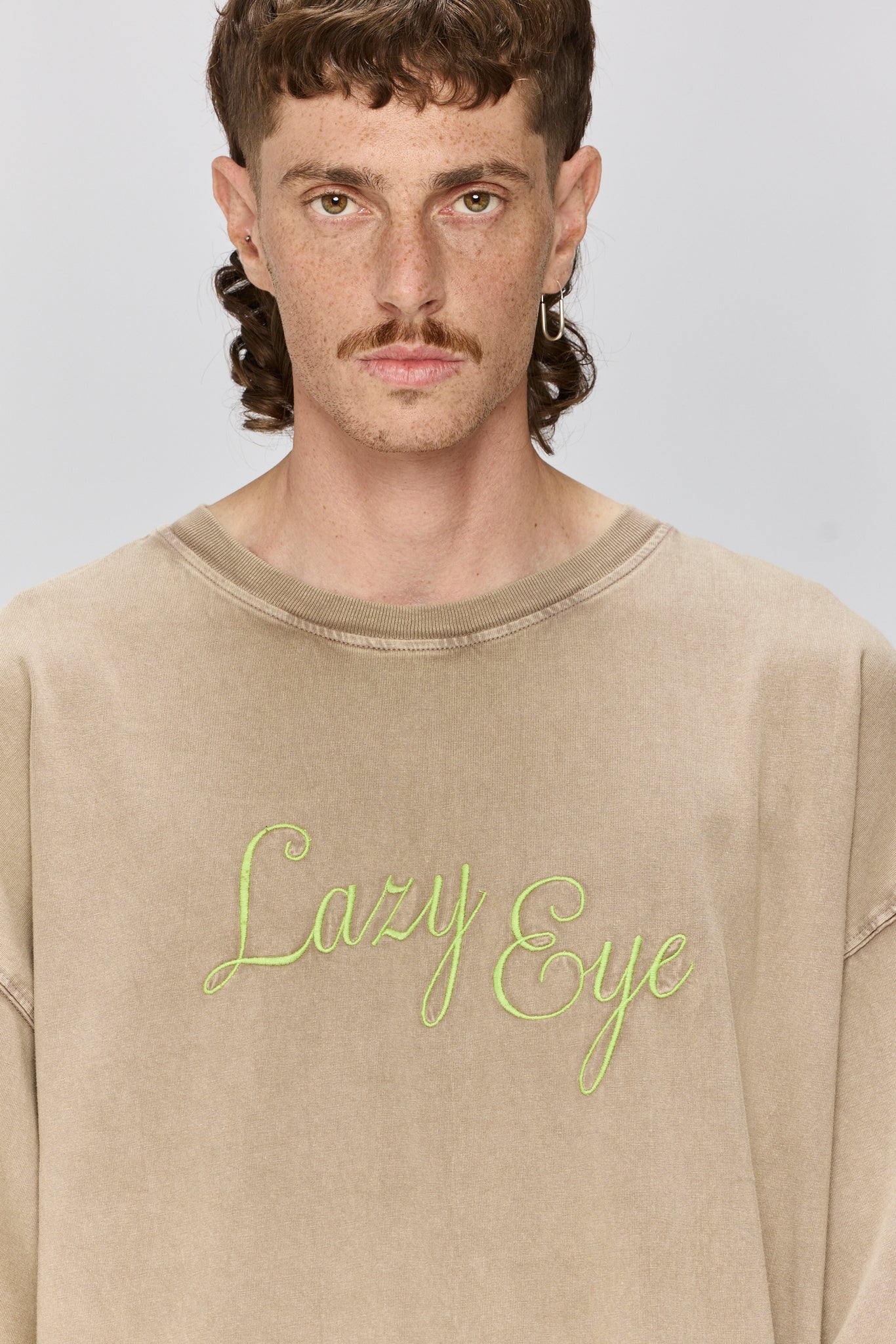 Lazy eye T - light brown