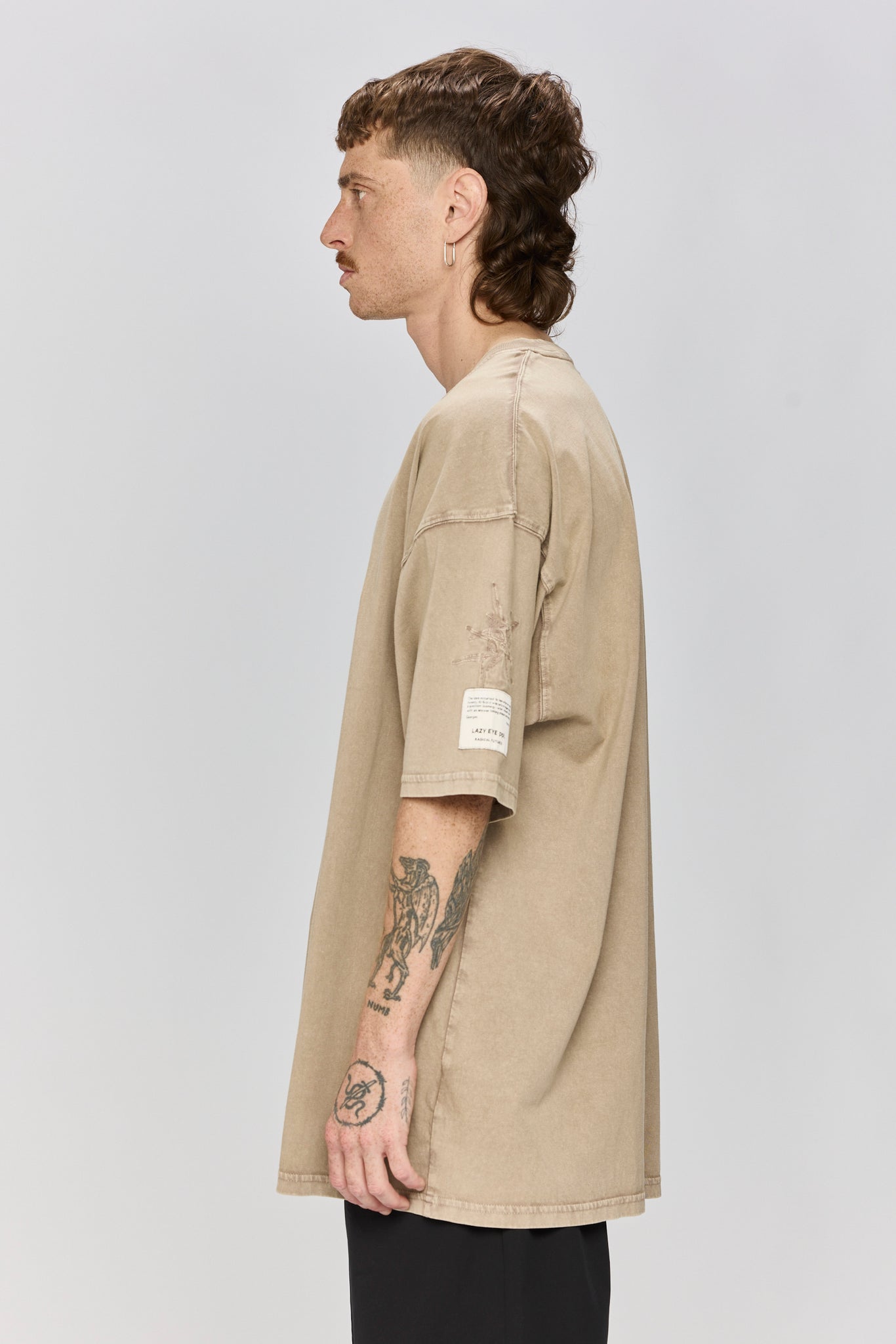 Lazy eye T - light brown