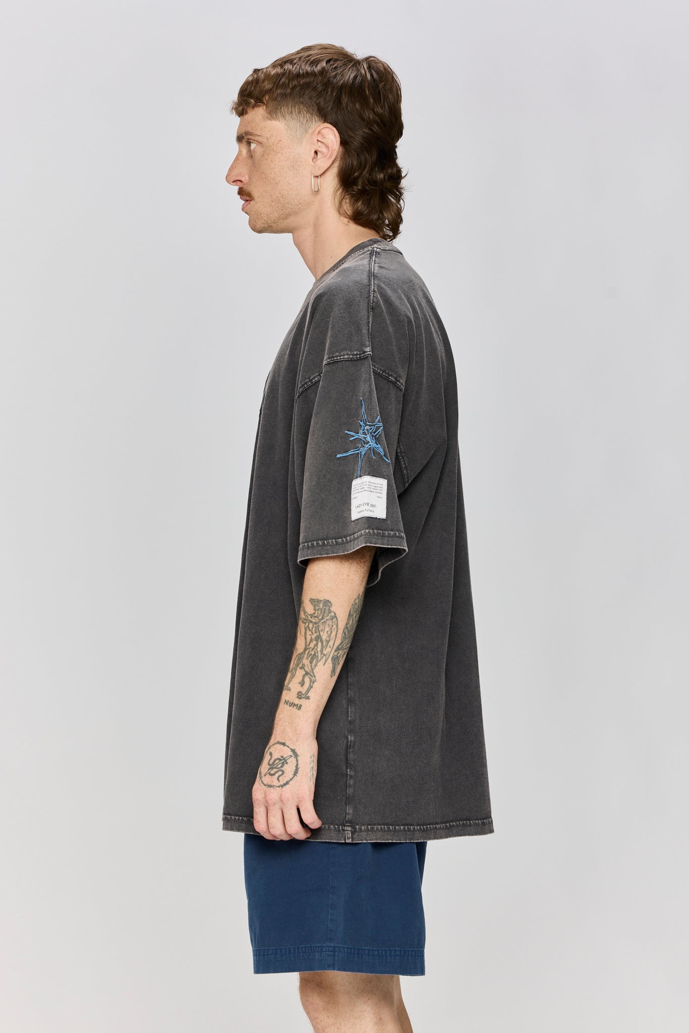Lazy eye T - washed dark grey